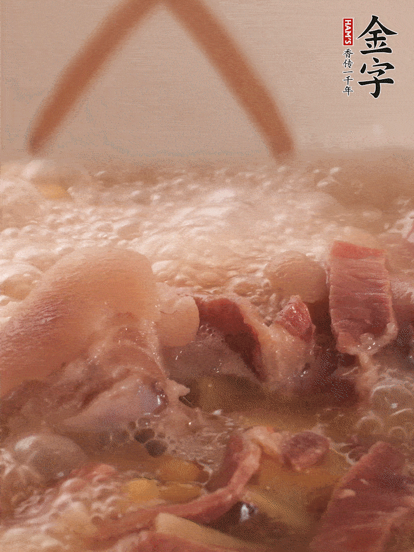 大火將水煮開后，蓋上鍋蓋，轉(zhuǎn)小火慢燉1個半小時。