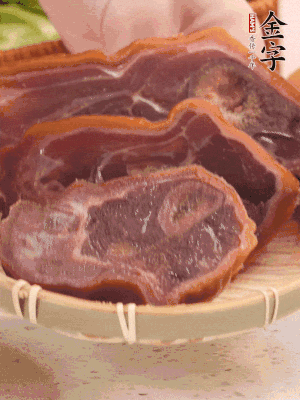 金字火腿蹄片溫水泡10分鐘。