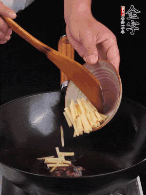 留少許余油，下姜絲、毛豆、火腿翻炒。