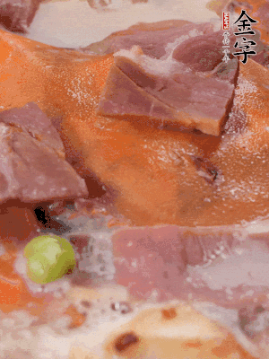 放適量料酒、清水煮到沸騰，再下蟹塊燜煮8分鐘。