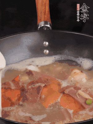 最后用面糊勾芡，燒至收汁，出鍋前撒點蔥段。