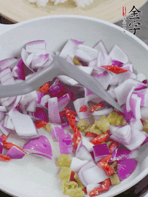 冷鍋熱油，下洋蔥、小米辣、泡椒，炒出香味。