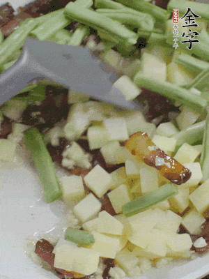 下蒜末、豆角、土豆塊翻炒。