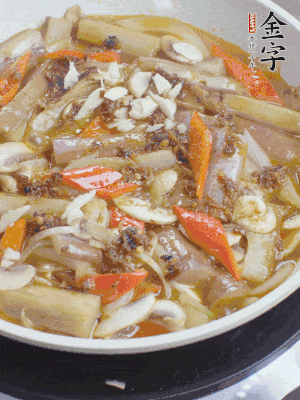 撒蒜末、香菜末。