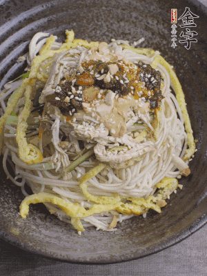 撒上花生碎、白芝麻、蔥花。