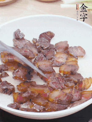 熱鍋少油，醬油肉煸出油脂，盛出。