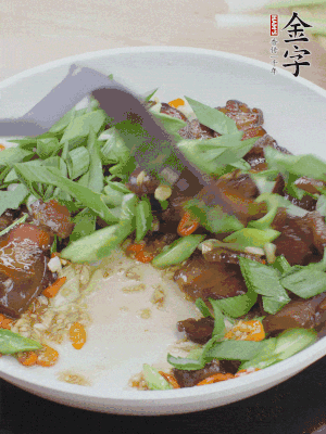 倒蒜葉翻炒均勻。