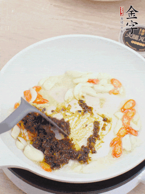 豬油下鍋，爆香蒜片、金字火腿XO醬。