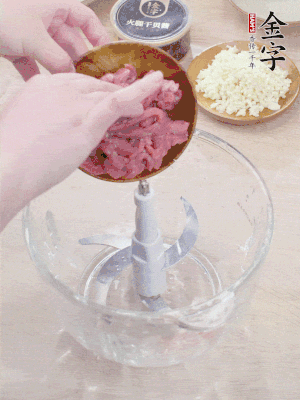 江南野筍干浸泡至軟；豬五花肉切薄片；腐皮改刀切成長(zhǎng)方形。