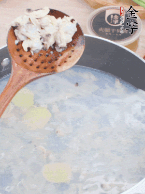 沸水下花蛤肉、姜片、料酒焯水。