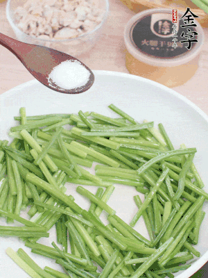 起鍋熱油，下韭菜苔炒至變色。加少許鹽。