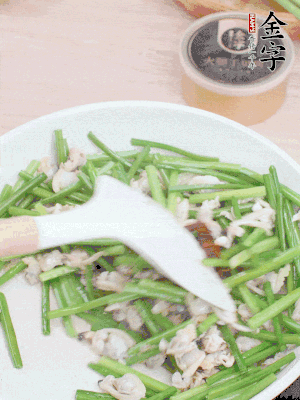 再下花蛤肉、1勺金字火腿干貝醬翻炒攪勻。