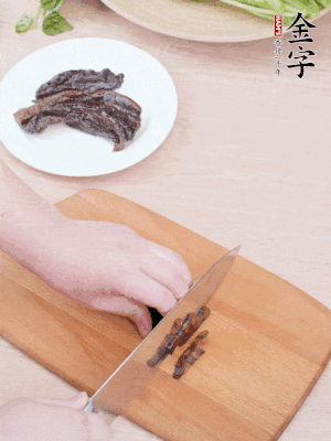 金字醬油肉下鍋煮10分鐘，切薄片。