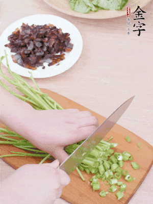 空心菜摘掉葉子，菜梗切成丁。
