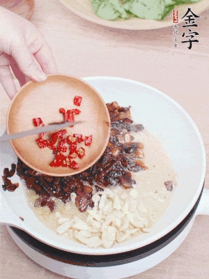 爆香蒜末、小米辣。