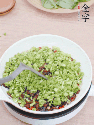 下菜梗翻炒，混合醬油肉。