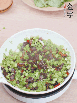 1勺生抽、1勺蠔油、1點(diǎn)點(diǎn)白糖調(diào)味。