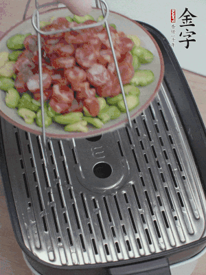 蠶豆鋪底，香腸鋪上，上鍋蒸15分鐘。