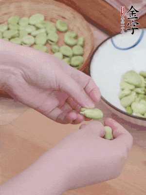 蠶豆剝殼，去掉豆衣，切碎。