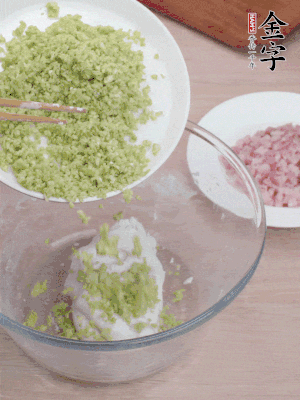 糯米粉邊揉邊加水，成團后揉進蠶豆、咸肉。