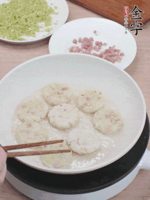 鍋中涼油，慢煎至兩面有脆殼。（油可以多一點）