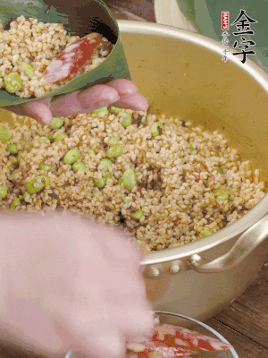 兩片粽葉1/2處葉尾相疊，中間卷成圓錐后裝入餡料。