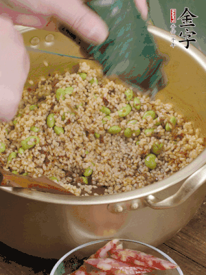 再附一張粽子，一齊向后折疊，線繩捆綁。