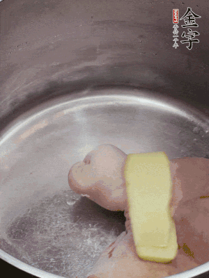 撈出洗凈后，加蔥姜、黃酒二遍焯水。
