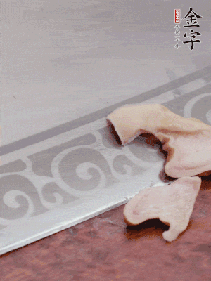 橫向一分為二，均勻切絲。