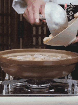 燜煮30分鐘，下花生、紅棗煮5分鐘。（花生提前預(yù)煮15分鐘）