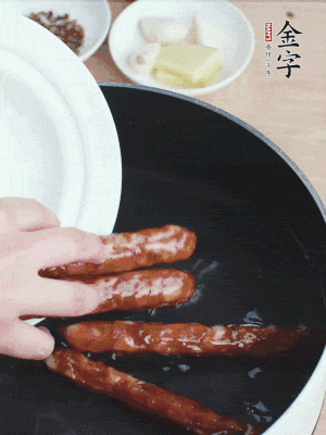 金字香腸水煮15分鐘，撈出切薄片。