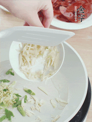 油4成熱，下蔥姜蒜、干辣椒、花椒煸出香味。