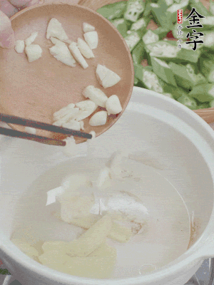 砂煲熱油，姜蒜、辣椒煸香。