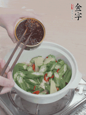 加1勺金字火腿干貝醬、1/2勺生抽攪拌均勻。