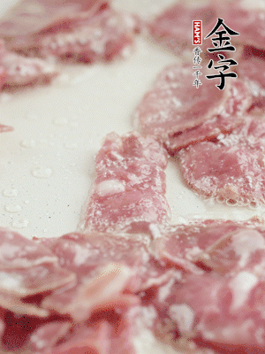 炒鍋熱油，下培根火腿煸炒。