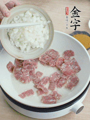 依次下洋蔥、紅菜椒、豌豆粒、玉米粒翻炒均勻。