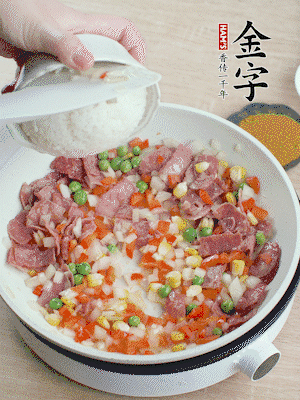 放米飯炒至顆粒分明。