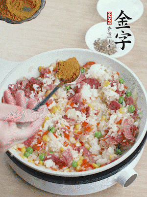 1勺咖喱粉、1/2勺鹽，少許黑胡椒碎炒均。