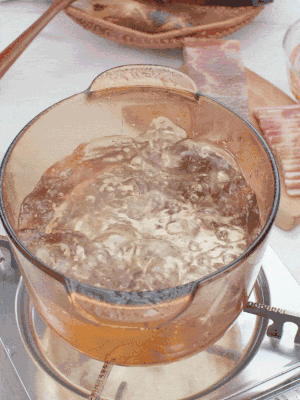 春筍切片焯水3分鐘，去除草酸澀味。