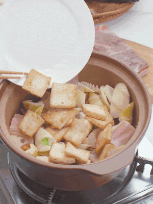 依次下春筍、豆腐，開水沒過食材。