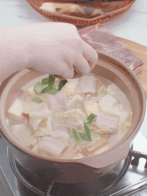 一小撮鹽、糖、雞精調味，最后撒點蒜葉點綴。