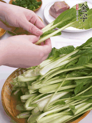 小青菜掰成一片片。