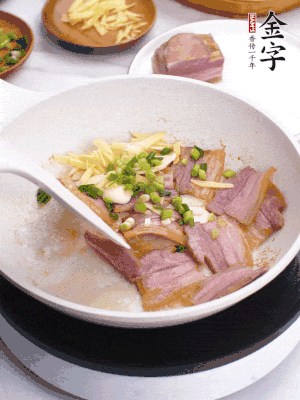 咸肉入鍋里煎至微金黃，下蔥姜蒜，撒幾顆花椒。