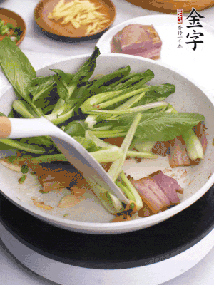 下小青菜翻炒，菜梆子變軟時，撒一點(diǎn)鹽、雞精調(diào)味。