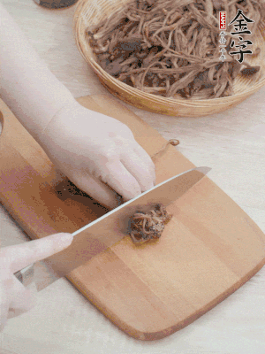 干茶樹菇浸泡過(guò)夜，去老根焯水，擠干水份。