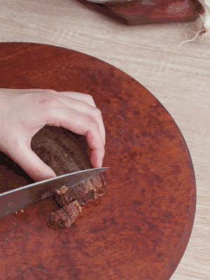 金字臘肉水煮15分鐘，切片。