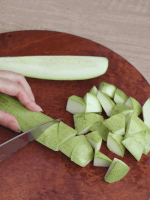 西葫蘆去籽縱向切成4份，斜切成厚片。