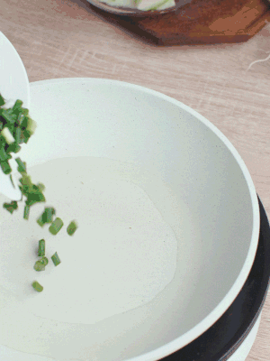 熱油下臘肉、蔥花煸炒，再下西葫蘆。