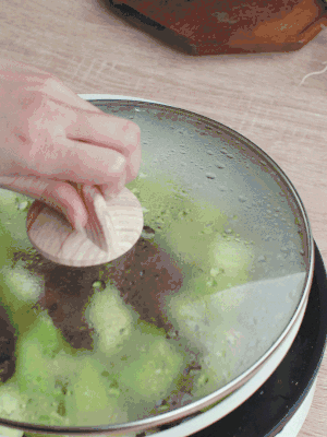 西葫蘆略出水時(shí)，加一小撮鹽調(diào)味。