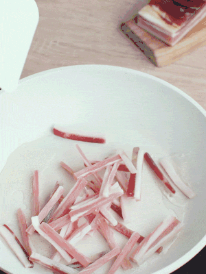 熱鍋涼油，下咸肉絲煸至出油。